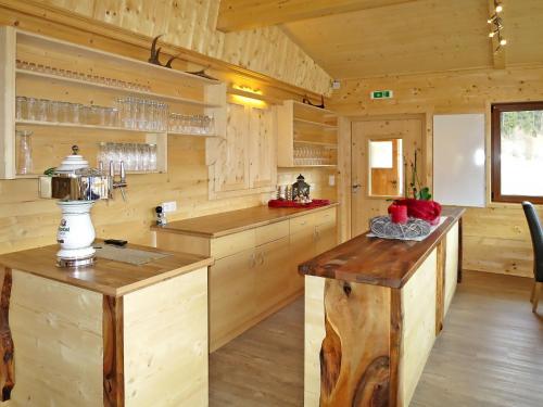 LaimachにあるChalet Talbach - MHO778 by Interhomeの木製の壁と木製のカウンターが備わるキッチン