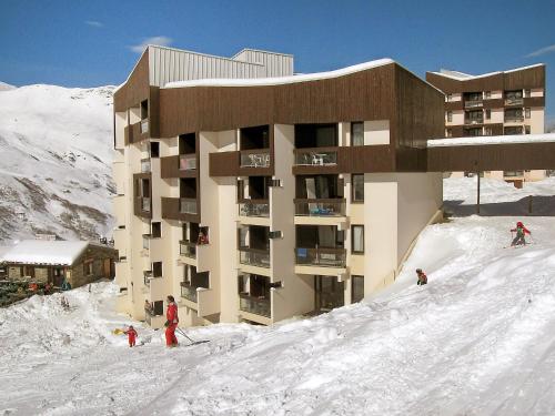 un edificio en la cima de una montaña cubierta de nieve en Apartment Les Origanes-7 by Interhome en Les Menuires