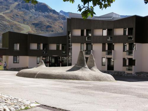 un edificio con un parque de patinaje frente a él en Apartment Origanes 525 by Interhome, en Les Menuires