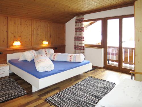 Un dormitorio con una cama con almohadas. en Holiday Home Rieplerhof - MHO157 by Interhome en Mayrhofen