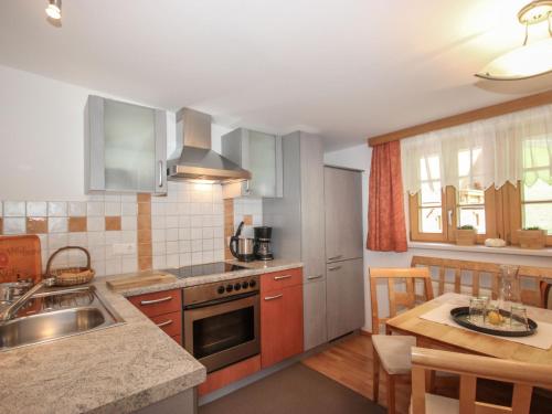 Una cocina o kitchenette en Apartment Beim Holzschnitzer-1 by Interhome