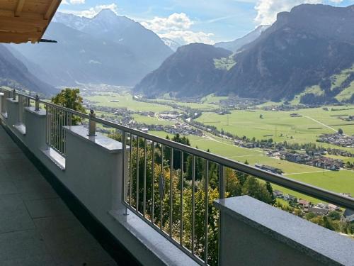 balcón con vistas a un valle y a las montañas en Apartment Anton - MHO561 by Interhome, en Ramsau im Zillertal