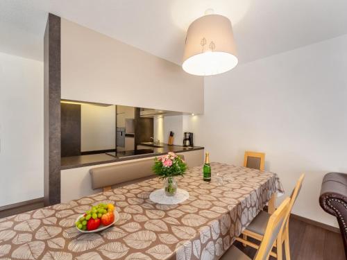 ein Esszimmer mit einem Tisch und Obst darauf in der Unterkunft Apartment Chalet Modern Life - MHO769 by Interhome in Ramsau im Zillertal
