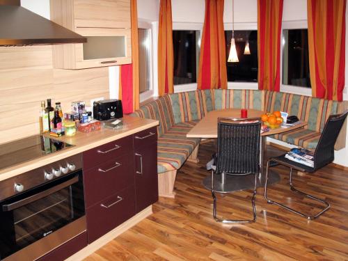 uma cozinha e sala de jantar com mesa e cadeiras em Apartment Wegscheider - MHO328 by Interhome em Mayrhofen