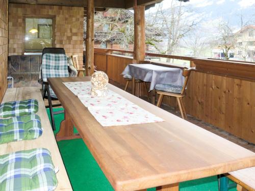 una mesa de madera y sillas en un porche en Apartment Anger - MHO163 by Interhome en Mayrhofen