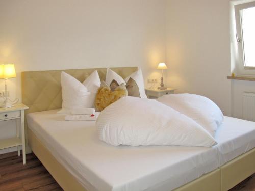 Łóżko lub łóżka w pokoju w obiekcie Apartment Tamerl - MHO161 by Interhome