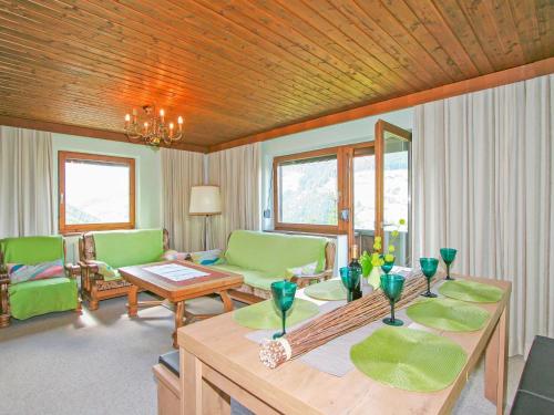 ein Wohnzimmer mit einem Tisch und grünen Stühlen in der Unterkunft Holiday Home Haselwanter by Interhome in Sellrain