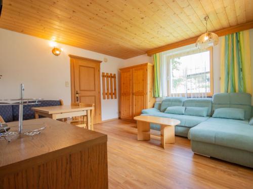 sala de estar con sofá y mesa en Apartment Weinberg by Interhome, en Pettneu am Arlberg