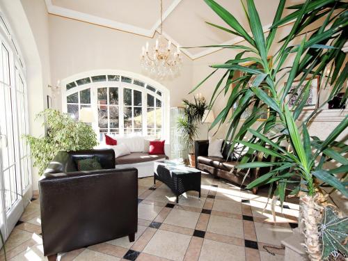 ein Wohnzimmer mit einer Couch und einer Pflanze in der Unterkunft Villa Marie-Sophie by Interhome in Mallnitz