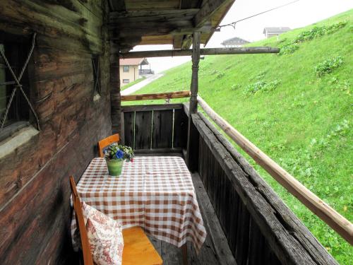 - une table et des chaises sur la terrasse couverte d'une cabine dans l'établissement Chalet Lippnerhütte - LNH120 by Interhome, à Tux