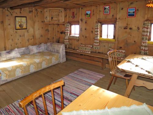 Posezení v ubytování Chalet Lippnerhütte by Interhome