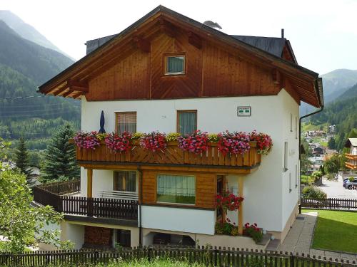 a house with flower boxes on the balcony at Appartement Rifflerblick in Pettneu am Arlberg