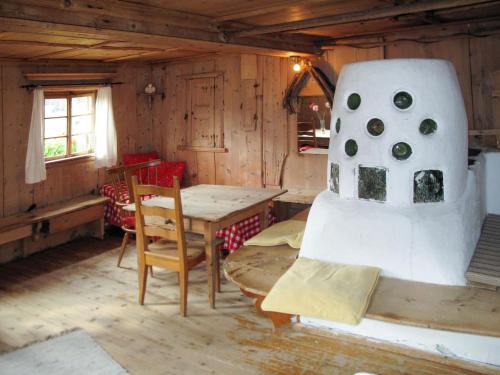 ウムハウゼンにあるHoliday Home Ennebach - NIT115 by Interhomeのキャビン内のテーブルと椅子付きの部屋