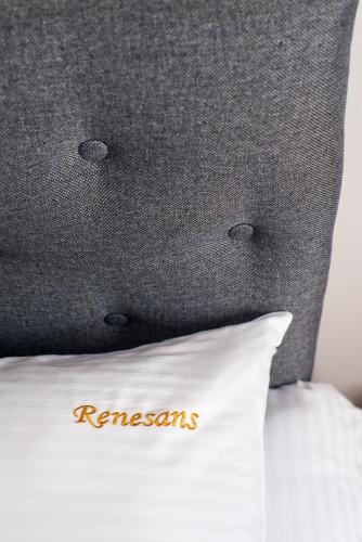 Ένα ή περισσότερα κρεβάτια σε δωμάτιο στο Hotel Renesans