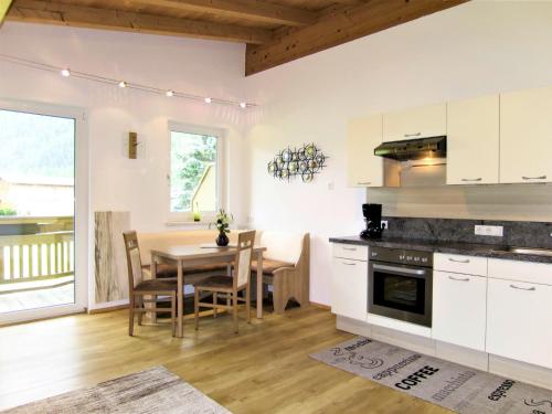 uma cozinha com uma mesa e uma sala de jantar em Apartment Lili - LFD120 by Interhome em Längenfeld