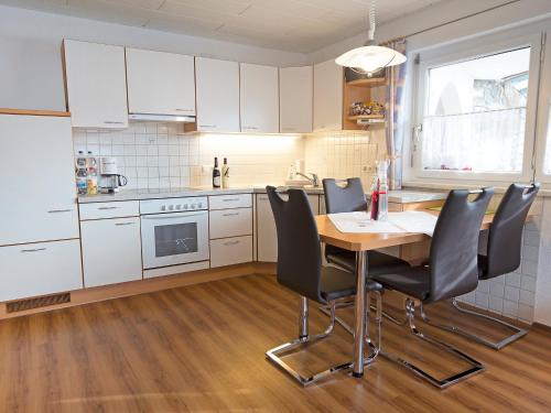 cocina con mesa de madera y sillas negras en Apartment Trummer by Interhome, en Schruns