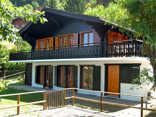 een huis met een balkon erbovenop bij Chalet Sven Heul by Interhome in Nendaz