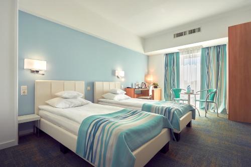Un pat sau paturi într-o cameră la Continental Forum Constanta
