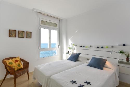A bed or beds in a room at Apartment El Confital RF18 by VillaGranCanaria