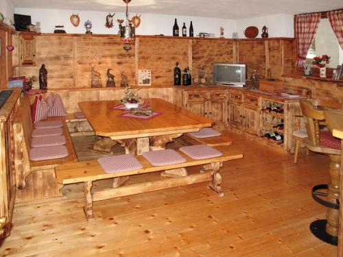 una cucina con tavolo in legno e pavimenti in legno di Apartment Babsi by Interhome a Ginzling
