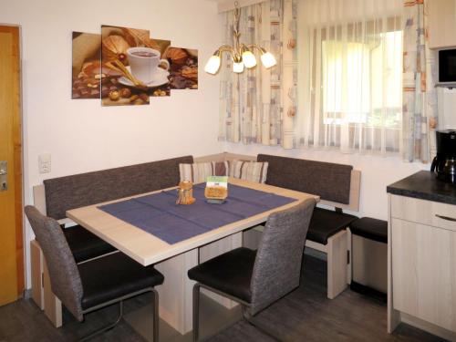 プランゲロースにあるApartment Daheim – Edelweiß - PZT382 by Interhomeのキッチン、ダイニングルーム(テーブル、椅子付)
