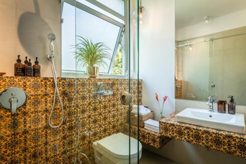 W łazience znajduje się prysznic, toaleta i umywalka. w obiekcie La Risa Estate w mieście Vagator