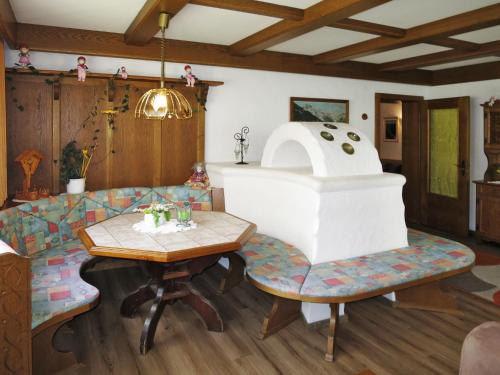 ein Wohnzimmer mit einem Sofa und einem Tisch in der Unterkunft Apartment Daheim – Wildspitz - PZT380 by Interhome in Plangeross
