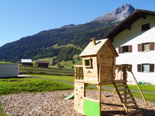 una estructura de madera frente a una casa en Apartment Altes Zollhaus-2 by Interhome, en Nauders