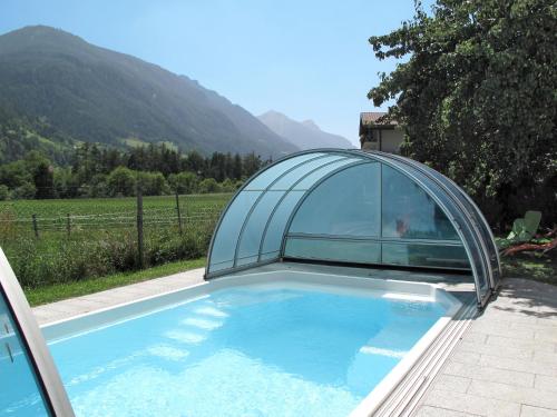 een zwembad met een glazen koepel op een huis bij Holiday Home Aster - RID400 by Interhome in Tösens