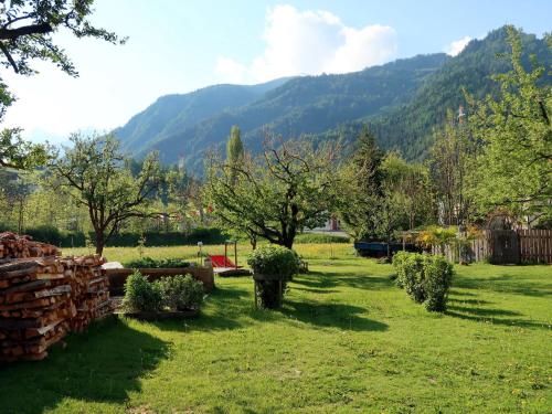 une cour avec des arbres et une montagne en arrière-plan dans l'établissement Holiday Home Hackenschmiede - PTZ130 by Interhome, à Prutz