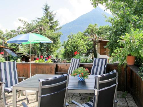 un tavolo e sedie con ombrellone su un patio di Apartment Anich by Interhome a Imst