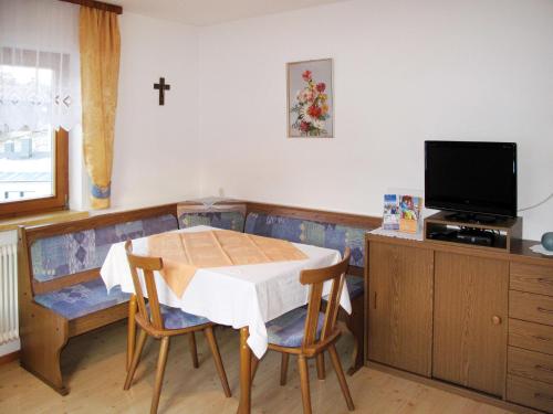 Una televisión o centro de entretenimiento en Apartment Tyrol by Interhome