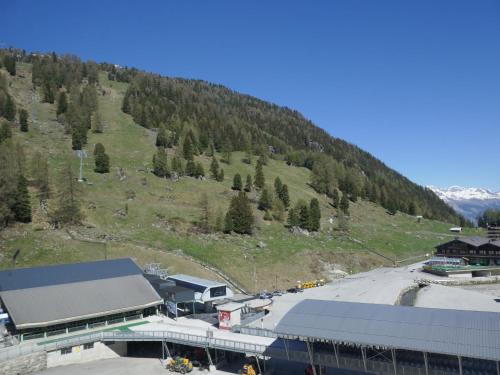 eine Luftansicht eines Gebäudes auf einem Berg in der Unterkunft Apartment Rosablanche C66 by Interhome in Siviez