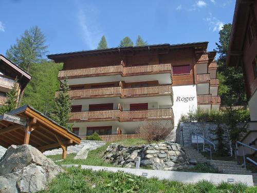 ein großes Gebäude mit einer Treppe davor in der Unterkunft Apartment Roger-2 by Interhome in Zermatt