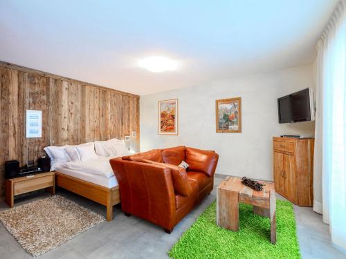 sala de estar con sofá y TV en Apartment Rütschi-3 by Interhome, en Zermatt