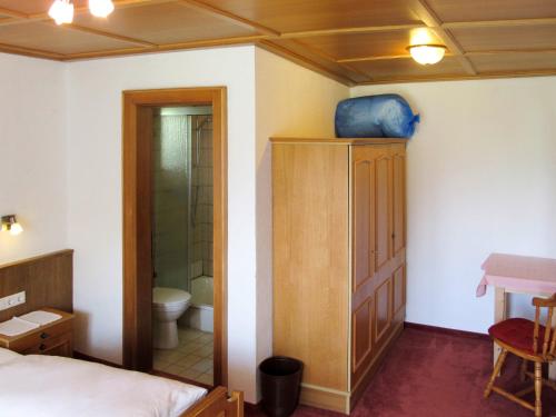 - une chambre avec un lit et une salle de bains avec des toilettes dans l'établissement Apartment Ferienglück - KPL396 by Interhome, à Kappl
