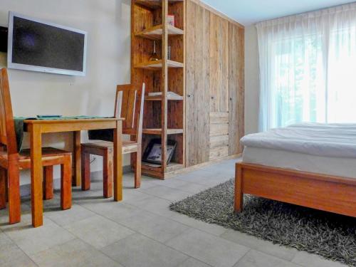 1 dormitorio con cama, escritorio y mesa en Apartment Rütschi-1 by Interhome, en Zermatt