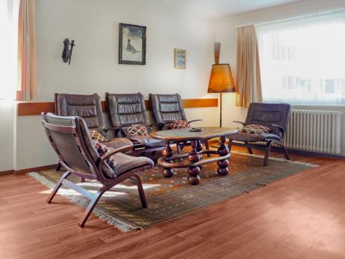 采爾馬特的住宿－Apartment Dianthus-1 by Interhome，客厅配有椅子、桌子和沙发