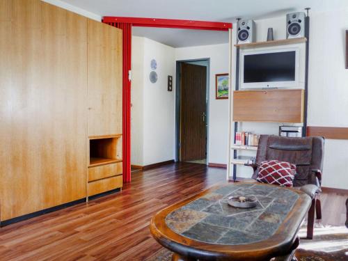 采爾馬特的住宿－Apartment Dianthus-1 by Interhome，客厅配有桌子和电视