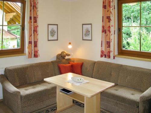 グレーブミングにあるHoliday Home Reinbacher - GBM100 by Interhomeのリビングルーム(ソファ、テーブル付)