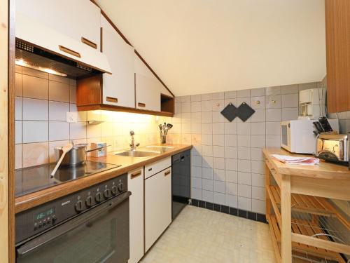 ヴィラール・シュル・オロンにあるApartment Residence du Golf B18 by Interhomeのキッチン(シンク、コンロ付)