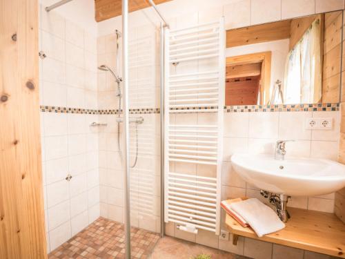 Koupelna v ubytování Chalet Fredis Hütte by Interhome