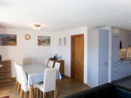 Kuchyň nebo kuchyňský kout v ubytování Chalet Genepi by Interhome