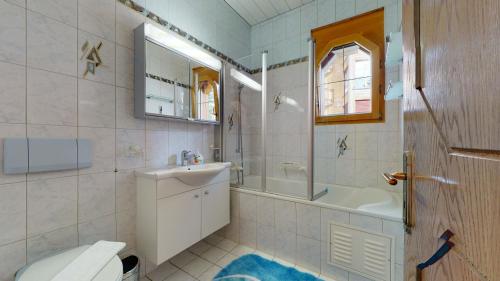 Koupelna v ubytování Villa Octogon, 2 Bedrooms, ideally located in Leukerbad