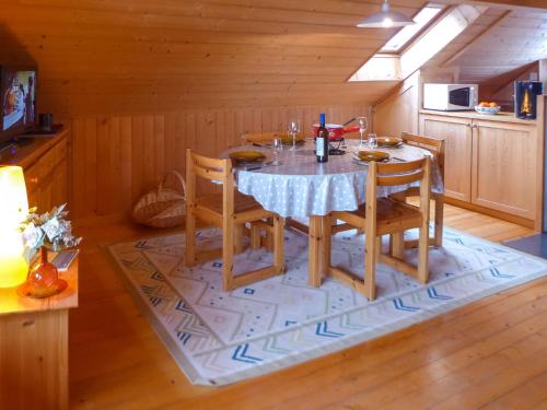 Apartment Les Fougères by Interhome في Les Rasses: غرفة طعام مع طاولة وكراسي على سجادة