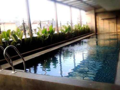 una gran piscina en un edificio con agua en Serela Waringin by KAGUM Hotels, en Bandung