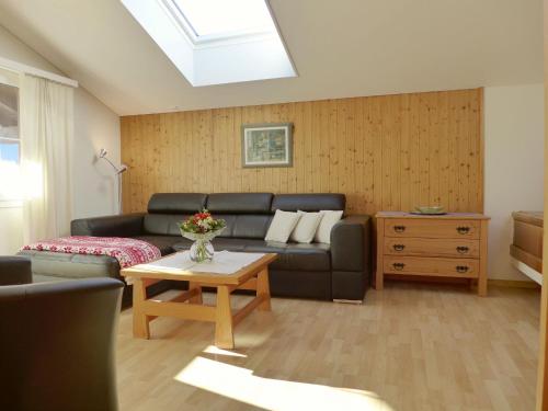 sala de estar con sofá y mesa en Apartment Oltschiblick by Interhome, en Brienzwiler