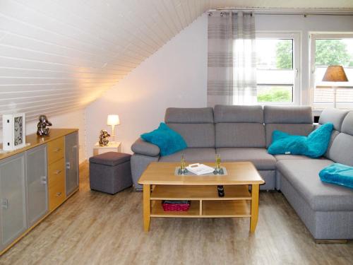 ein Wohnzimmer mit einem Sofa und einem Tisch in der Unterkunft Apartment Gronau by Interhome in Otterndorf