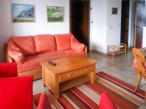 ein Wohnzimmer mit einem Sofa und einem Couchtisch in der Unterkunft Apartment Centaure B RS 2 by Interhome in Ovronnaz