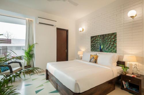 La Risa, 2 BHK Villas near Vagator Beach, Private Pool with Kitchen, Balcony, Securityにあるベッド